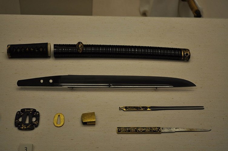 Dụng cụ được samurai dùng để mổ bụng được gọi là Tantō - một thanh đoản kiếm. Sau khi cởi áo, Sumurai sẽ đâm kiếm vào bụng.