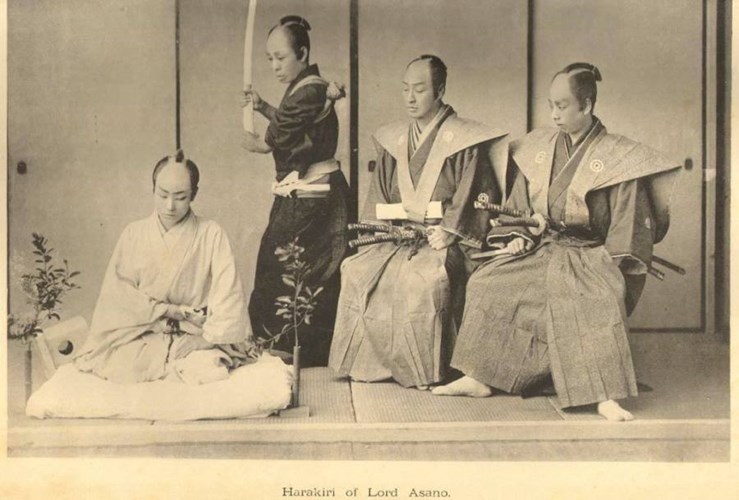 Đối với các samurai phạm tội, seppuku lại là hình phạt. Trong trường hợp samurai phạm tội từ chối thực hiện seppuku thì người đó sẽ bị chặt đầu.
