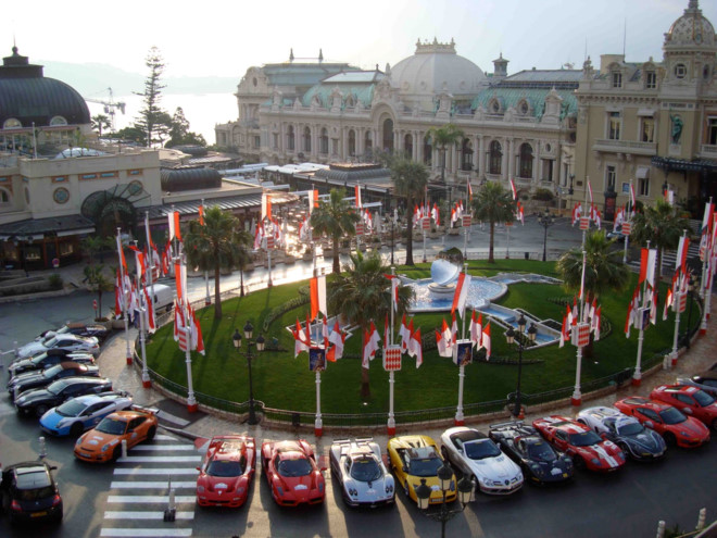 Những siêu xe đắt nhất thế giới đỗ trước sòng bạc Casino Square. Ảnh: Marchettino.