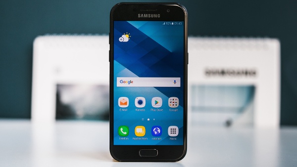 Samsung Galaxy A3 (2017): là thành viên nhỏ nhất trong gia đình Galaxy A 2017 nhưng A3 (2017) vẫn sở hữu những điểm nổi bật trong gia đình mình với thiết kế cao cấp thừa hưởng từ Note 7, khung kim loại hai mặt kính cùng khả năng chống nước theo chuẩn IP68. 