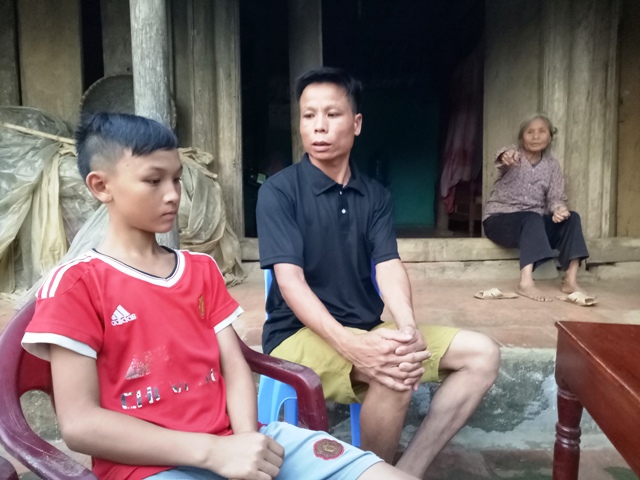 Em Phạm Văn Trung đang kể lại chuyện hổ vồ mất bắp chân của Mai Văn Chiến. 