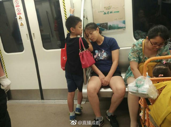 Mạng xã hội Trung Quốc 'lùng sục' bé trai đứng kê tay cho mẹ ngủ