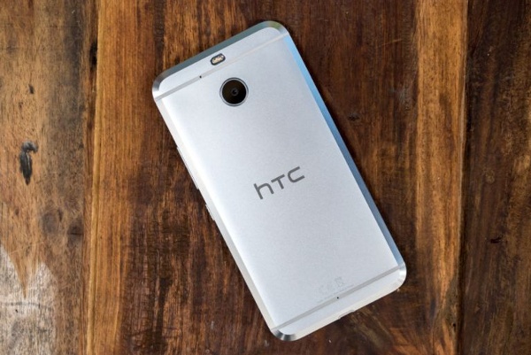 Mặc dù tổng thể thiết kế của HTC 10 Evo không quá mới mẻ, nhưng vẫn tạo nên sự khác biệt so với hầu hết các mẫu smartphone trong cùng phân khúc giá, khi mà tất cả đều có thiết kế na ná giống iPhone 6s của Apple.