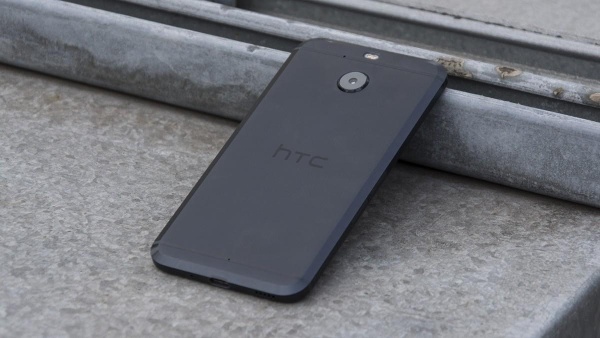 Vi xử lý mà HTC trang bị cho 10 Evo chính là chipset được sử dụng trên HTC One M9 và rất nhiều điện thoại khác đã không sử dụng nó do liên quan đến vấn đề quá nóng. Mặc dù HTC cho biết đã cải thiện đáng kể khả năng sinh nhiệt này, nhưng thực tế HTC 10 Evo vẫn ấm lên đáng kể trong quá trình sạc và thậm chí nhiều hơn khi chơi các trò chơi.