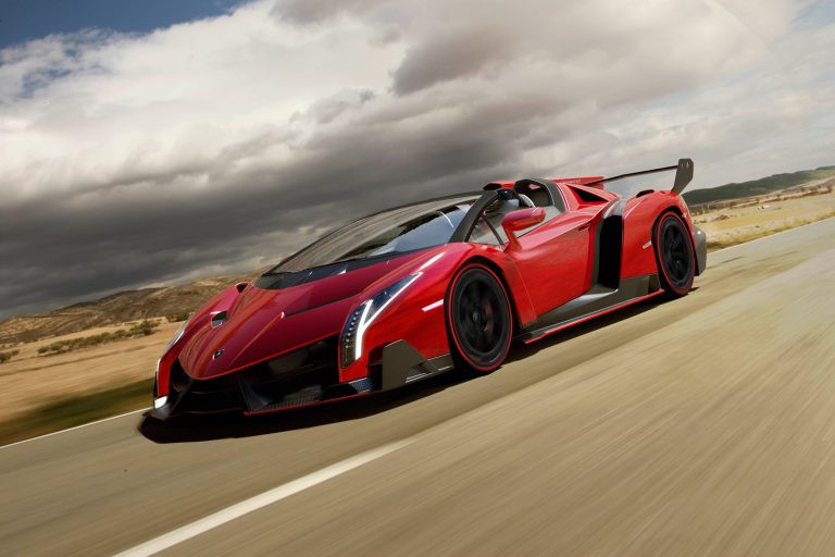 Lamborghini Veneno Roadster (4,5 triệu USD): Lamborghini mang đến bất ngờ lớn tại triển lãm Geneva vào năm 2013 khi tung ra chiếc Lamborghini Veneno. Số lượng sản xuất giới hạn chỉ 9 chiếc chia đều cho bản coupe và roadster. Mức giá của một chiếc cũng không hề rẻ với 4,5 triệu USD.