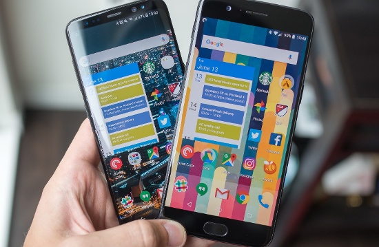 Nhìn từ phía trước, chúng ta dễ dàng nhận thấy màn hình của OnePlus 5 có cảm giác lớn hơn (dù thực tế kích thước chỉ 5,5 inch nhỏ hơn so với 5,8 inch trên Galaxy S8) do sử dụng tỷ lệ hiển thị là 16:9, viền màn hình của máy cũng rất mỏng. Tuy nhiên màn hình của Galaxy S8 lại chiếm hết toàn bộ mặt trước và do sử dụng tỷ lệ 18.5:9 nên dù kích thước lớn hơn nhưng lại nhìn nhỏ hơn. 
