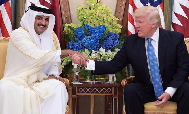 Về thể chế chính trị, Qatar là một nước quân chủ chuyên chế do gia tộc Al Thani cai trị. Triều đại Al Thani đã nắm quyền ở Qatar kể từ khi gia tộc này thành lập vào năm 1825. Trong ảnh, Tổng thống Mỹ Donald Trump gặp gỡ Quốc vương Qatar Sheikh Tamim bin Hamad Al-Thani hồi tháng 5 tại Saudi Arabia. Ảnh: AFP.