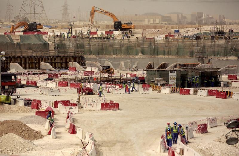 Tổng Liên đoàn Lao động Quốc tế từng yêu cầu FIFA tước quyền đăng cai World Cup của Qatar vì không đảm bảo điều kiện cho những người công nhân tham gia chuẩn bị cho sự kiện. Họ chỉ ra rất nhiều công nhân đã thiệt mạng, điều kiện giữa chủ thuê và người lao động quá ngặt nghèo và nhiệt độ tại công trường vào mùa hè lên đến 50 độ C. Ảnh: BBC.