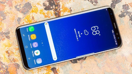 Galaxy S8 có thiết kế ấn tượng hơn so với OnePlus 5: Đây là điều mà không ai có thể phủ nhận. Điện thoại của Samsung toát lên vẻ sang trọng “khó cưỡng” kể từ cái nhìn đầu tiên, điều này chủ yếu nhờ màn hình “vô cực” nổi bật ở mặt trước, kế đến là cạnh màn hình cong, các góc bo tròn, tỷ lệ khung hình cực cao và nhờ sử sụng màn hình tỷ lệ “khác lạ” mà máy rất dễ cầm và sử dụng bằng một tay, cho dù có màn hình tới 5,8 inch. 