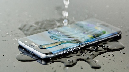 Galaxy S8 có khả năng chống thấm nước: Kể từ Galaxy S5 thì Samsung đã mang tính năng chống bụi và chống nước lên dòng sản phẩm cao cấp Galaxy S của mình. Vì vậy không lạ khi Samsung Galaxy S8 đạt chuẩn IP68 về khả năng chống bụi và chống nước, giúp thiết bị tồn tại ở độ sâu 1,5m trong 30 phút. 