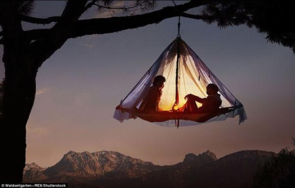 Nằm sâu trong dãy núi Alps của Đức, khu cắm trại Waldseilgarten Hollschlucht cho khách cơ hội ngủ một đêm chiếc lều treo lủng lẳng trên ngọn cây.
