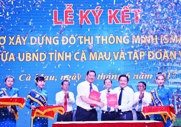 Phó Chủ tịch UBND tỉnh Cà Mau Thân Đức Hưởng và Phó Tổng Giám đốc Tập đoàn VNPT Huỳnh Quang Liêm ký kết thỏa thuận Hỗ trợ xây dựng đô thị thông minh tại Cà Mau.