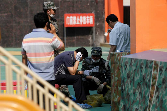 Giới điều tra tại hiện trường vụ nổ ngay cổng Nhà trẻ Sang Tân ở tỉnh Giang Tô chiều 15.6 /// Reuters