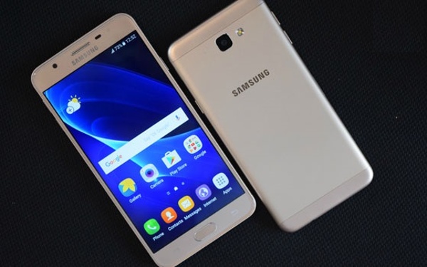 So với các đối thủ trong cùng phân khúc thì khả năng chụp hình của Samsung Galaxy On5 (2016) được đánh giá cao hơn. Máy được trang bị camera chính 13MP với ống kính khẩu độ f/1.9, camera selfie 5MP khẩu độ f/2.2. Ngoài ra điện thoại của Samsung còn có cảm biến vân tay ở mặt trước tích hợp ở phím Home như J5 Prime.