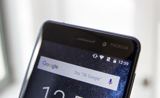 Mép trên cùng màn hình Nokia 6 là tai nghe, cảm biến, camera phụ cùng với logo Nokia ở góc trên cùng bên phải. 