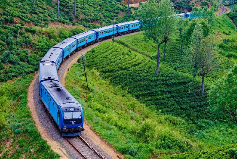 Tuyến đường sắt Sri Lanka: Tuyến đường sắt gần 150 năm tuổi hứa hẹn mang đến cho du khách nhiều điều thú vị. Khởi đầu từ Kandy, tàu hỏa tới Ella sẽ chạy qua những đồn điền trà và lên xuống nhiều ngọn đồi để tới một ga hẻo lánh ở giữa vùng Hill Country. Chuyến tàu này kéo dài gần 7 tiếng. Ảnh:Alamy.