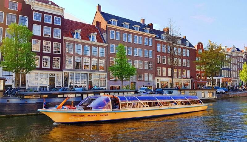1. Thăm Thủ đô Amsterdam với xe đạp và hệ thống kênh đào nổi tiếng: Hệ thống kênh đào của Hà Lan vô cùng ấn tượng đã được UNESCO công nhận là di sản thế giới.