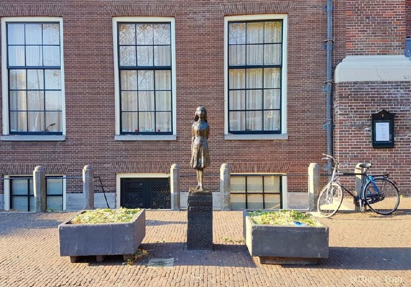 Bức tượng Anne Frank trước nhà thờ ngay cạnh nhà. Dù toàn bộ trải nghiệm khi thăm nhà Anne Frank rất đau buồn, đó là một dấu ấn của lịch sử, ghi lại sự anh hùng và khắc nghiệt của Thế chiến.  Anne Frank House và cuốn nhật ký kinh điển là một lời nhắc nhở chúng ta hãy sống mỗi ngày một cách trọn vẹn nhất, để tìm thấy niềm vui trong những điều nhỏ nhặt, và hãy yêu thương người khác bằng một trái tim rộng mở.