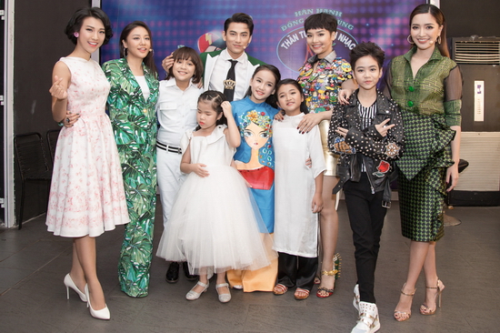 Nữ MC cùng các giám khảo Bích Phương, Isaac, Văn Mai Hương hào hứng chụp ảnh cùng các thí sinh nhí.
