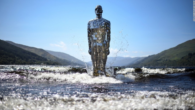 Người dân làng St Fillans, Loch Earn, Scotland biết khi nào là mùa hè vì bức tượng Mirror Man của Rob Mulholland sẽ quay trở lại đây. Khi mùa đông đến, tác phẩm điêu khắc cao 3 mét này sẽ trở lại kho lưu trữ.