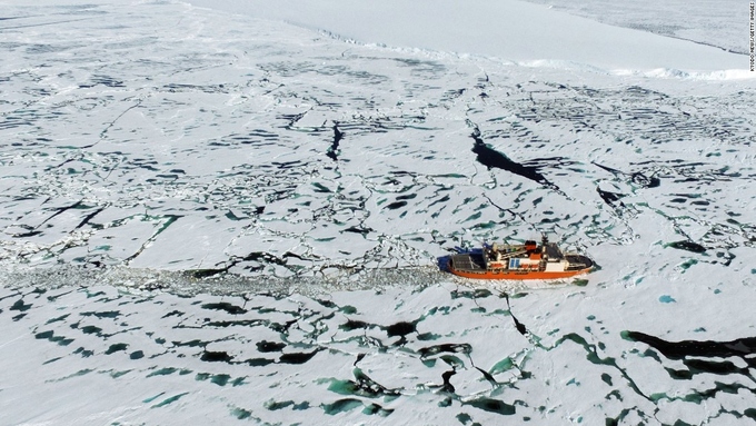 Tàu phá băng Shirase của Nhật tham gia nghiên cứu sự nóng lên toàn cầu, đang qua vùng biển gần vịnh Lutzow-Holm, Nam Cực.