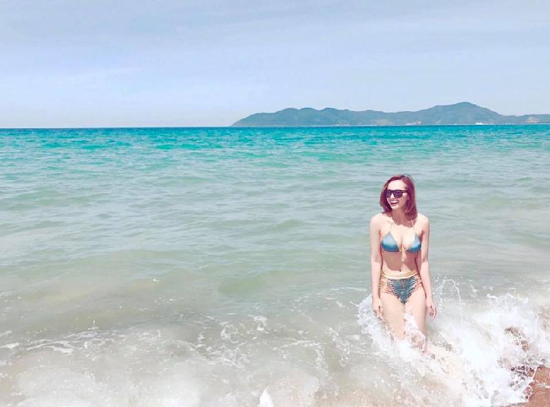 Lã Thanh Huyền phô diễn hình thể với bikini trước biển: 