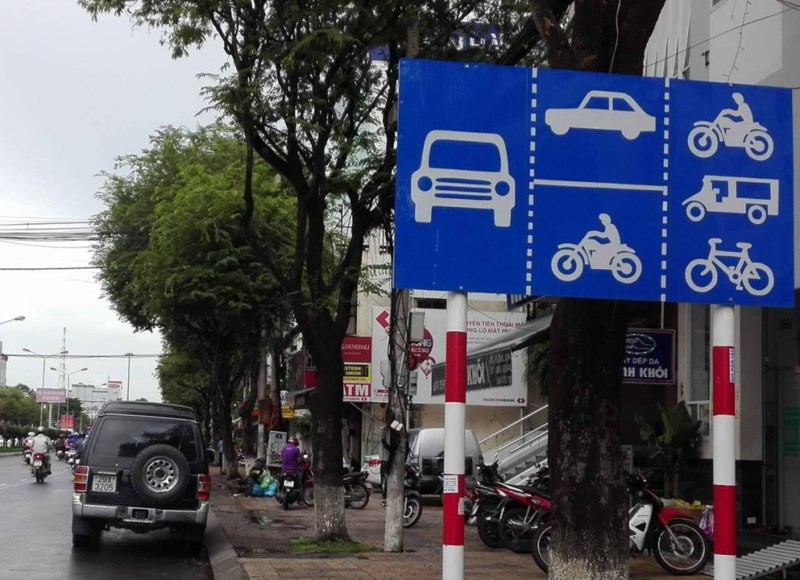 Biển hiệu lệnh giao thông ở Hà Nội, Cần Thơ theo đúng quy chuẩn, không có phần chữ phía dưới.