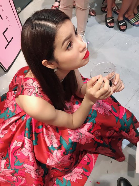 Phạm Hương nổi bật với chiếc đầm đỏ và biểu cảm cực đáng yêu trong ngày ra mắt quán đồ uống của chính cô.