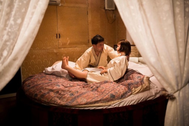 Masayuki Ozaki trong phòng ngủ cùng “nhân tình” búp bê.