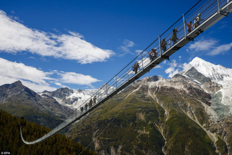 Cận cảnh cầu treo đi bộ dài nhất thế giới mở của đón du khách