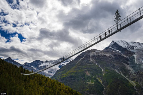 Từ trên cây cầu Europabruecke, du khách có thể chiêm ngưỡng đỉnh núi Dom hùng vĩ và cánh rừng xanh mướt ở phía dưới.