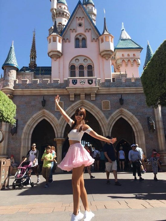 Hà Anh hóa thân thành nàng công chúa bước ra từ truyện cổ tích tại Disneyland. Siêu mẫu sinh năm 1982 cho biết, đây là món quà đặc biệt cô chuẩn bị cho sinh nhật một người bạn và cũng là cơ hội cô được sống với đúng tuổi và đam mê của mình.