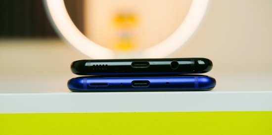 HTC U11 đã loại bỏ giắc cắm tai nghe 3,5 mm nhưng vẫn đi kèm cổng USB Type-C như Galaxy S8. Cả hai smartphone đều có khả năng chống bụi và chống nước theo chuẩn IP67 .