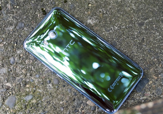 Có thể nói thiết kế của Samsung tạo cảm giác giống như một thiết bị đến từ tương lai, nhưng smartphone của HTC thì độc đáo giống như một tác phẩm nghệ thuật. 