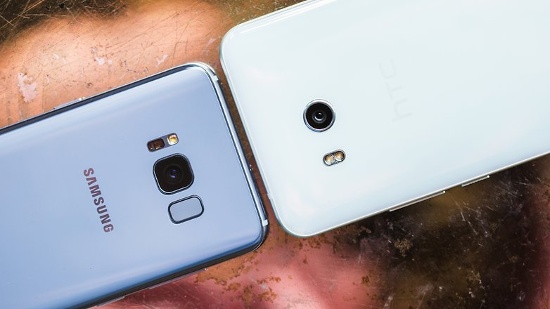 HTC U11 cũng không hề thua kém đối thủ khi có camera chính sở hữu các thông số tương đương như camera của Samsung. Nhưng camera trước của máy sử dụng cảm biến 16MP, tuy nhiên khẩu độ thấp hơn f/2.0 nên khả năng chụp thiếu sáng sẽ kém hơn.