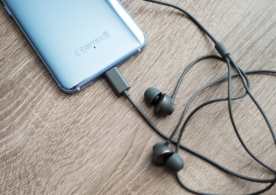 Bên cạnh đó, tai nghe USonic có khả năng tái tạo âm thanh Hi-Res, loại bỏ tiếng ồn và tự động điều chỉnh cho phù hợp với tai nghe của người dùng. HTC U11 không có ổ cắm tai nghe 3,5 mm, nhưng có bộ chuyển đổi đi kèm. 
