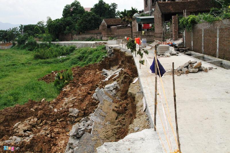 Con đường sụp đổ nối hai thôn Ro và thôn Muôn (xã Tuyết Nghĩa, huyện Quốc Oai, Hà Nội) với nhau. Vào mùa mưa bão, khi nước sông Tích dâng cao, đường được xem là một trong những con đê ngăn nước vào khu dân cư.