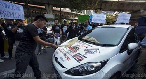 Một trong các chủ xe tại Thái Lan đã dùng xẻng đập chiếc Fiesta của mình do chưa được đền bù thỏa đáng.
