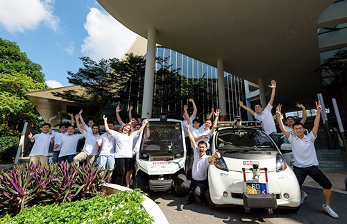 Các nhà nghiên cứu xe tự hành tại trường đại học quốc gia Singapore.