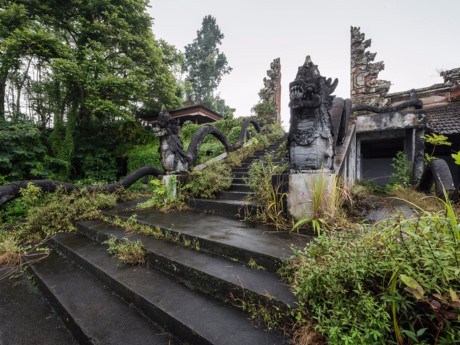 Trong bộ ảnh mới nhất về những khách sạn ma, nhiếp ảnh gia Pháp Romain Veillon đã ghi lại hình ảnh về một khách sạn bị bỏ hoang hơn một thập kỷ trên cao nguyên ở Bali, Indonesia.