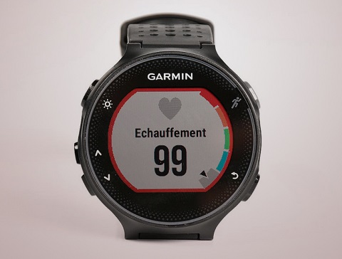 Đồng hồ kết nối Garmin Forerunner 235. Garmin là một trong những thương hiệu được người đam mê thể thao, nhất là điền kinh, đánh giá cao. Sản phẩm được ưa thích nhất của hãng là đồng hồ kết nối Forerunner 235. Thiết bị này chủ yếu dùng cho hoạt động chạy bộ, với cảm biến tim mạch và một chip định vị GPS. Sản phẩm ra mắt với giá 350 euro, trong khi nhiều nhà bán lẻ cung cấp giá 270 euro.
