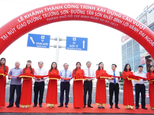 Chính thức thông xe cầu vượt dẫn vào sân bay Tân Sơn Nhất