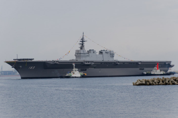 Tàu sân bay trực thăng Izumo của Nhật Bản là tàu lớn nhất của nước này với chiều dài gần 248m và có thể mang theo 14 trực thăng và 400 binh sĩ.