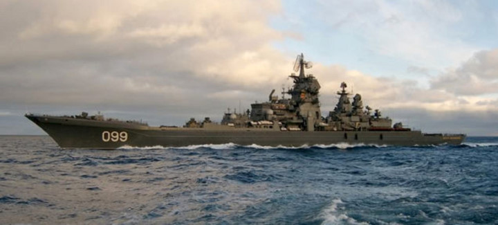 Tàu tuần dương Kirov của Nga có chiều dài hơn 252m được trang bị tên lửa đối hạm và phòng không cùng các loại vũ khí săn ngầm.