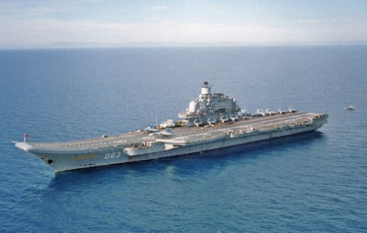 Tàu sân bay Đô đốc Kuznetsov của Nga có chiều dài 305m và được trang bị hàng chục tên lửa đối hạm tầm xa và tên lửa phòng không. Tàu có thể chở theo 30 chiến đấu cơ và 12 trực thăng.