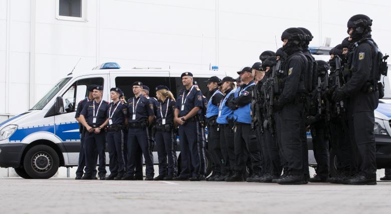Lực lượng cảnh sát đặc biệt Đức sẵn sàng bảo vệ Hội nghị G20 sắp diễn ra tại Hamburg - Ảnh: Reuters