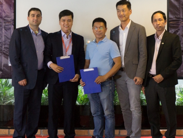 Ông Lê Thanh Tuấn - Giám đốc công ty PCB GraphTech Việt Nam (thứ 2, từ trái) và ông David Triệu (thứ 3, từ tratại buổi ký kết hợp tác - Ảnh: T.Huy