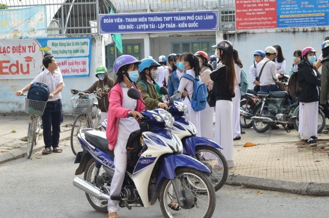 Học sinh Trường THPT thành phố Cao Lãnh bàn tán xôn xao vì đột ngột bị dừng thi (Ảnh: Tuổi trẻ)