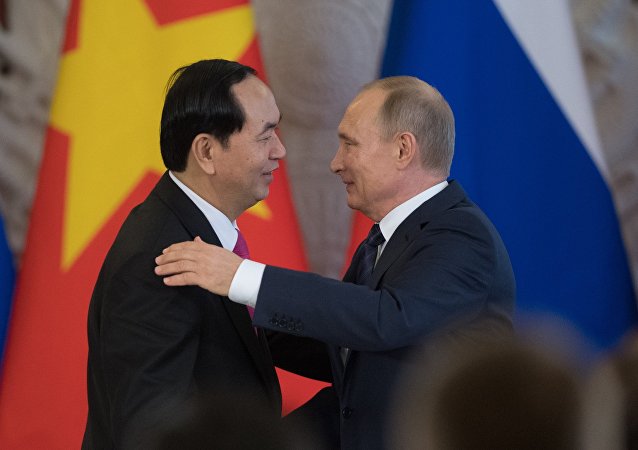 Chủ tịch nước Trần Đại Quang trong cuộc gặp với Tổng thống Nga Putin hôm 29/6 (Ảnh: Sputnik)