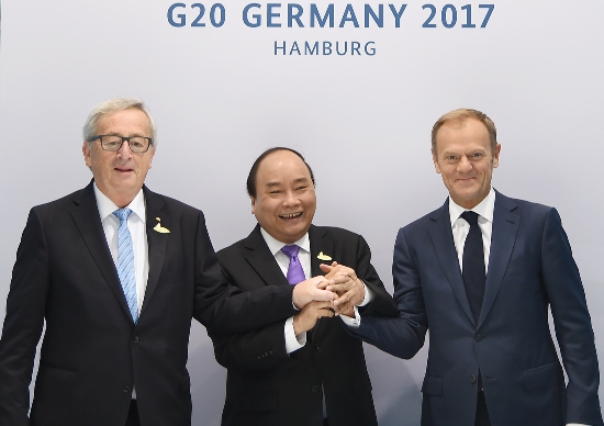 Thủ tướng Nguyễn Xuân Phúc gặp Chủ tịch Hội đồng châu Âu Donald Tusk (phải) và Chủ tịch Ủy ban châu Âu Jean-Claude Juncker, - Ảnh: VGP/Quang Hiếu
